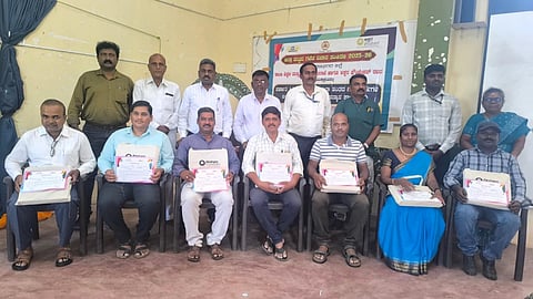  ಚಾಮರಾಜನಗರದ ಜಿಲ್ಲಾ ಡಯಟ್ ಸಭಾಂಗಣದಲ್ಲಿ ಶಾಲಾ ಶಿಕ್ಷಣ ಮತ್ತು ಸಾಕ್ಷರತಾ ಇಲಾಖೆ, ಅಕ್ಷರ ಫೌಂಡೇಶನ್ ವತಿಯಿಂದ ಬುಧವಾರ ಆಯೋಜಿಸಿದ್ದ ಗಣಿತ ಕಲಿಕಾ ಆಂದೋಲನ ಜಿಲ್ಲಾಮಟ್ಟದ ಗಣಿತ ವಿಚಾರ ಸಂಕಿರಣ ಕಾರ್ಯಕ್ರಮದಲ್ಲಿ ಕ್ಲಸ್ಟರ್ ಸಿಆರ್‌ಪಿಗಳು ಹಾಗೂ ಮುಖ್ಯಶಿಕ್ಷಕರನ್ನು ಸನ್ಮಾನಿಸಲಾಯಿತು. ವಿ.ನಾಗರಾಜು, ಚಂದ್ರಪಾಟೀಲ್, ರಂಗನಾಥ್, ಅರಸ್ ಶೆಟ್ಟಿ ಇತರರು ಹಾಜರಿದ್ದರು.