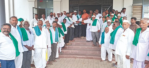 ವಿದ್ಯುತ್ ಖಾಸಗೀಕರಣ ವಿರೋಧಿಸಿ ರೈತ ಸಂಘ ತಾಲೂಕು ಘಟಕ ಪದಾಧಿಕಾರಿಗಳು ತಹಸೀಲ್ದಾರ್ ಮಹಾದೇವ ಸನ್ನಮೂರಿಗೆ ಮನವಿ ಸಲ್ಲಿಸಿದರು. ವಿಜಯ ಶ್ರೇಷ್ಠಿ, ನಿಜಗುಣಿ ನಾವಿ ಇತರರು ಇದ್ದರು.