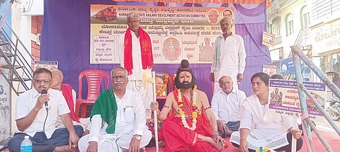 ಲೋಕಾಪುರ&ಧಾರವಾಡ ಯಲ್ಲಮ್ಮ ಎಕ್ಸಪ್ರೆಸ್​ ರೈಲು ಮಾರ್ಗಅನುಮೋದನೆ ಆಗ್ರಹಿಸಿ ಸವದತ್ತಿಯಲ್ಲಿ ಕೈಗೊಂಡ ಅರ್ನಿದಿಷ್ಟಾವಧಿ ಸತ್ಯಾಗ್ರಹದಲ್ಲಿ ಪಕ್ರುಸಾಬ್​ ನದಾಫ್​ ಮಾತನಾಡಿದರು. ಕುತುಬುದ್ದಿನ್​ ಖಾಜಿ, ಶಂಕರ ತೋರಗಲ್ಲ ಇತರರಿದ್ದರು.