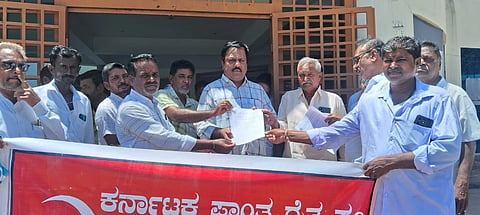 ಸಿಂಧನೂರಿನಲ್ಲಿ ಜೆಸ್ಕಾಂ ಎಇಇ ಶ್ರೀನಿವಾಸ ಯಾದವಗೆ ಸೋಮವಾರ ಕರ್ನಾಟಕ ಪ್ರಾಂತ ರೈತ ಸಂಘ ತಾಲೂಕು ಸಮಿತಿ ಮನವಿ ಸಲ್ಲಿಸಿತು. 
