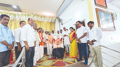 ಸಿಂಧನೂರಿನ ಕನಕದಾಸ ಕಲ್ಯಾಣ ಮಂಟಪದಲ್ಲಿ ತಾಲೂಕು ಕುರುಬರ ಸಂಘದಿಂದ ತಿಂಥಣಿ ಬ್ರಿಡ್ಜ್ ಕನಕಗುರು ಪೀಠದ ಸಿದ್ಧರಾಮಾನಂದ ಶ್ರೀಗಳಿಗೆ ಗುರುವಾರ ನುಡಿನಮನ ಸಲ್ಲಿಸಲಾಯಿತು.