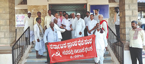  ಸರ್ಕಾರದ ಬೆಂಬಲ ಬೆಲೆಯಡಿ ಗೋವಿನ ಜೋಳ ಖರೀದಿ ಕೇಂದ್ರ ಆರಂಭಿಸಬೇಕು ಎಂದು ಒತ್ತಾಯಿಸಿ ಸವದತ್ತಿಯಲ್ಲಿ ರೆತ ಸಂದ ವತಿಯಿಂದ ಗ್ರೇಡ್​&2 ತಹಸೀಲ್ದಾರ್​ ಎಂ.ಎನ್​.ಮಠದ ಅವರಿಗೆ ಮನವಿ ಸಲ್ಲಿಸಲಾಯಿತು. ಕ್ರುಸಾಬ ನದಾಫ್​, ಯಲ್ಲಪ್ಪ ಸಂಗ್ರೇಶಿ ಇತರರಿದ್ದರು.