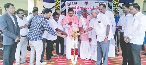 ತಾಳಿಕೋಟೆ ತಾಲೂಕಿನ ಕೊಣ್ಣೂರ ಗ್ರಾಮದಲ್ಲಿ ಅಸ್ಕಿ ಸೂಪರ್ ಸ್ಪೇಷಾಲಿಟಿ ಆಸ್ಪತ್ರೆ ಬಾಗಲಕೋಟೆ ವತಿಯಿಂದ ನಡೆದ ಬಹತ್ ಆರೋಗ್ಯ ಉಚಿತ ತಪಾಸಣಾ ಶಿಬಿರವನ್ನು ಮಾಜಿ ಶಾಸಕ ಸೋಮನಗೌಡ ಪಾಟೀಲ ಅವರು ಉದ್ಘಾಟಿಸಿದರು.  ಶ್ರೀ ನಾಥಯ್ಯ ಹಿರೇಮಠ, ಪ್ರಭುಗೌಡ ದೇಸಾಯಿ, ಜ್ಯೋತಿ ಖೋತ್ ಮತ್ತಿತರರಿದ್ದರು.