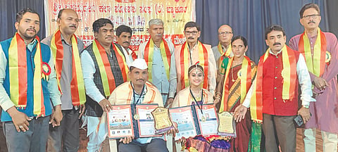 ತಾಳಿಕೋಟೆಯ ಬ್ಯಾಕೋಡದ ಲಕ್ಕಮ್ಮದೇವಿ ಕಲಾ ಪೋಷಕ ಸಂಘದ ೯ನೇ ವಾರ್ಷಿಕೋತ್ಸವದ ಅಂಗವಾಗಿ ನಡೆದ ಕರ್ನಾಟಕ ೫ನೇ ಜಾನಪದ ನೃತ್ಯ ಕಲಾಮೇಳದಲ್ಲಿ ಭರತ ನಾಟ್ಯ ಶಿಕ್ಷಕ ವಿನೋದ ಹಾಗೂ ವಿದ್ಯಾರ್ಥಿನಿ ಸೃಷ್ಟಿಗೆ ಅವಾರ್ಡ್ ನೀಡಿ ಸನ್ಮಾನಿಸಿ, ಗೌರವಿಸಲಾಯಿತು.