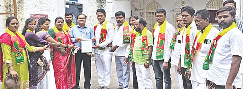 ತಾಳಿಕೋಟೆ ಸರ್ಕಾರ ನಿಗದಿ ಪಡಿಸಿದ ದರಕ್ಕಿಂತ ಹೆಚ್ಚಿನ ಬೆಲೆ ರಸಗೊಬ್ಬರ ಮಾರಾಟ ಮಾಡುತ್ತಿರುವುದು ಕಂಡು ಬರುತ್ತಿದ್ದು ಕೂಡಲೇ ಕಠಿಣ ಕ್ರಮ ಜರುಗಿಸಬೇಕು ಎಂದು ಜಯ ಕರ್ನಾಟಕ ಜನಪರ ವೇದಿಕೆ ಜಿಲ್ಲಾ ಘಟಕದಿಂದ ಜಿಲ್ಲಾಽಕಾರಿಗೆ ಮನವಿ ಸಲ್ಲಿಸಲಾಯಿತು. ಬಾಪುಗೌಡ ಪಾಟೀಲ, ಸಹದೇವಪ್ಪ ದೊಡಮನಿ, ಹಣಮಂತ ಗುತ್ತೇದಾರ ಮತ್ತಿತರರಿದ್ದರು.