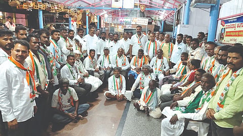 ಬೂದಿಗೊಪ್ಪ ಗ್ರಾಮದ ಕರೆಮ್ಮ ದೇವಸ್ಥಾನದ ಆವರಣದಲ್ಲಿ ವಿವಿಧ ಪಕ್ಷಗಳ ಕಾರ್ಯಕರ್ತರು ಶಾಸಕ ವಿಶ್ವಾಸ ವೆದ್ಯ ನೇತೃತ್ವದಲ್ಲಿ ಕಾಂಗ್ರೆಸ್​ ಸೇರ್ಪಡೆಗೊಂಡರು. ನೀಲಕಂಠ ಸಿದ್ದಬಸನ್ನರ, ಚಂದ್ರು ಜಂಬ್ರಿ, ಪ್ರಕಾಶ ವಾಲಿ, ಶಂಕರ ಇಟ್ನಾಳ, ವಿಠ್ಠಲ ಬಂಟನೂರ, ಪುಂಡಲೀಕ ಮೇಟಿ ಇತರರಿದ್ದರು.
