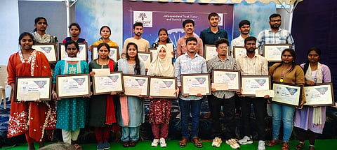 ತಿಪಟೂರಿನಲ್ಲಿ "ಜನಸ್ಪಂದನ' ಟ್ರಸ್ಟ್​ ವತಿಯಿಂದ  20 ವಿದ್ಯಾರ್ಥಿಗಳಿಗೆ  "ಸಂವಿಧಾನ ಚಾಂಪಿಯನ್​' ಬಿರುದು ಜತೆಗೆ ತಲಾ  ನಗದು ಹಾಗೂ ಬೆಳ್ಳಿ ಪದಕವನ್ನು ನೀಡಲಾಯಿತು. ಸಿ.ಬಿ.ಶಶಿಧರ್​, ಾಝಿಯಾ, ಸೋಮಶೇಖರ್​, ದಿಲಾವರ್​ ರಾಮದುರ್ಗ, ವೇಣು ಹೆಣ್ಣೂರು, ಶ್ರೀಕಾಂತ್​ ಕೆಳಹಟ್ಟಿ ಮತ್ತಿತರರು ಇದ್ದರು.  