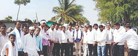 ತೆಲಸಂಗ ಗ್ರಾಮದ ಲಕ್ಷ್ಮೀದೇವಿ ಜಾತ್ರಾ ಮಹೋತ್ಸವ ನಿಮಿತ್ತ ಹಮ್ಮಿಕೊಂಡಿದ್ದ ಎತ್ತಿನಗಾಡಿ ಶರ್ಯತ್ತಿಗೆ ಅಮೋಘಸಿದ್ಧ ಖೊಬ್ರಿ ಚಾಲನೆ ನೀಡಿದರು. ಶ್ರೀಶೈಲ ಶೆಲ್ಲೆಪ್ಪಗೋಳ, ಸಂಗಮೇಶ ಉಂಡೋಡಿ, ಪ್ರಕಾಶ ಮೋರೆ ಇತರರಿದ್ದರು.