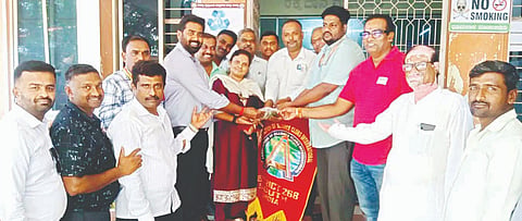 ಮಂಡ್ಯ ವೈದ್ಯಕೀಯ ವಿಜ್ಞಾನಗಳ ಸಂಸ್ಥೆಯಲ್ಲಿ ಸಂಗ್ರಹಿಸಿದ ರಕ್ತವನ್ನು ಹಸ್ತಾಂತರಿಸಲಾಯಿತು. ಕವಯತ್ರಿ ಎಚ್.ಆರ್.ಕನ್ನಿಕಾ, ಡಾ.ಐ.ಸಿ.ಆದಿತ್ಯಗೌಡ, ಲಂಕೇಶ್, ಚಂದ್ರಶೇಖರ್, ಧನಂಜಯ್, ರಕ್ಷಿತ್‌ರಾಜ್, ಕೋಮಲ್‌ಕುಮಾರ್, ಮಂಜುನಾಥ್, ಕುಮಾರ್‌ಗೌಡ, ಲೋಕೇಶ್ ಇತರರಿದ್ದರು.