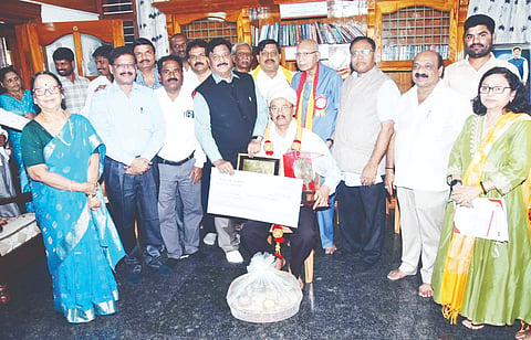 ಗಾಯಕ ಪ್ರೊ.ಎಸ್.ಮಲ್ಲಣ್ಣ ಅವರಿಗೆ  ಡಾ.ಎಚ್.ಸಿ. ಮಹದೇವಪ್ಪ ಅವರು ಭಾನುವಾರ ಸಂತ ಶಿಶುನಾಳ ಷರೀಫ ಪ್ರಶಸ್ತಿ ಪ್ರದಾನ ಮಾಡಿದರು. ಪ್ರೊ.ಸಿ.ಪಿ.ಕೃಷ್ಣಕುಮಾರ್ (ಸಿಪಿಕೆ), ಬಲವಂತರಾವ್  ಪಾಟೀಲ್, ವಿ.ಎನ್.ಮಲ್ಲಿಕಾರ್ಜುನಸ್ವಾಮಿ, ಪ್ರೊ.ಕೆ.ಆರ್. ಪ್ರೇಮಲೀಲಾ ಇತರರು ಇದ್ದರು