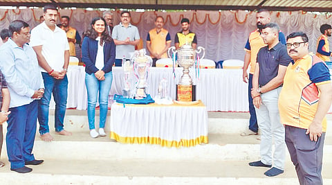 ಅರಸು ಯುವಜನ ವೇದಿಕೆ ಆಯೋಜಿಸಿರುವ ಮೂರು ದಿನಗಳ ಶ್ರೀಕಂಠದತ್ತ ನರಸಿಂಹರಾಜ ಒಡೆಯರ್ ಟೆನಿಸ್ ಬಾಲ್ ಕ್ರಿಕೆಟ್ ಪಂದ್ಯಾವಳಿಗೆ ಶುಕ್ರವಾರ ಗಾಲ್ಫರ್ ಪ್ರಣವಿ ಅರಸ್, ಫಾಲ್ಗುಣ ವಿ.ಅರಸ್ ಚಾಲನೆ ನೀಡಿದರು. ಅನಿಲ್ ಅರಸ್, ಕೆ.ಎಸ್. ಮಲ್ಲರಾಜೆ ಅರಸ್, ಶ್ರೀಕಾಂತ್‌ರಾಜೇ ಅರಸ್,  ಪುನೀತ್ ಅರಸ್, ಲಾವಣ್ಯ ಅರಸ್ ಇತರರು ಇದ್ದರು.