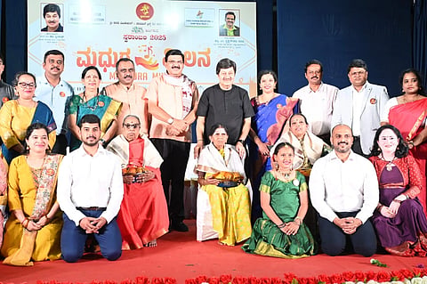ಶಾರದ ಎಜುಕೇಷನಲ್ ಮತ್ತು ಚಾರಿಟಬಲ್ ಟ್ರಸ್ಟ್,  ಸ್ವರಾಂಜಲಿ ತಂಡದೊಂದಿಗೆ ನಗರದಲ್ಲಿ ಭಾನುವಾರ ಆಯೋಜಿಸಿದ್ದ ಮಧುರ ಮಿಲನ ಸಂಗೀತ ರಸ ಸಂಜೆ ಕಾರ್ಯಕ್ರಮದಲ್ಲಿ ಹಿರಿಯ ನಾಗರೀಕರನ್ನು ಸನ್ಮಾನಿಸಲಾಯಿತು. ಡಾ.ಶ್ರೀನಾಥ್, ಪ್ರೊ.ಎಂ.ಕೃಷ್ಣೇಗೌಡ, ಡಾ.ಎಚ್.ಎನ್.ದಿನೇಶ್, ಡಾ.ಲಾವಣ್ಯ ಶೆಣೈ, ಕೆ.ಶಂಕರ್, ದಿವ್ಯ ಕೇಶವನ್, ಇಂದು ಮತಿ ಜೈಪಾಲ್, ಡಾ.ಎಂ.ಎನ್.ರಘುವೀರ್ ಇದ್ದರು.