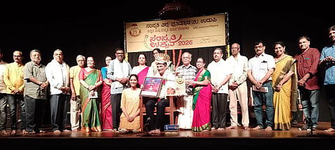 ಉಡುಪಿಯಲ್ಲಿ ಡಾ.ಅಶೋಕ್​ ಕಾಮತ್​ ಅವರಿಗೆ 'ವಿಶ್ವ ಪ್ರಭಾ' ಪ್ರಶಸ್ತಿ ಪ್ರದಾನ ಮಾಡಲಾಯಿತು. ಪೂರ್ಣಿಮಾ. ವಿಶ್ವನಾಥ ಶೆಣೈ, ಪ್ರಭಾವತಿ ಶೆಣೈ, ನಾಗರಾಜ್​ ಹೆಬ್ಬಾರ್​, ಸಿ.ಎಸ್​. ರಾವ್​, ಕೃಷ್ಣರಾಜ ತಂತ್ರಿ, ಪ್ರಶಾಂತ್​ ಕಾಮತ್​, ರವಿರಾಜ್​ ಎಚ್​ಪಿ., ವಿಘ್ನೇಶ್ವರ ಅಡಿಗ, ರಾಜೇಂದ್ರ ಭಟ್​, ಪ್ರೊಫೆಸರ್​ ಶಂಕರ್​, ಶಿಲ್ಪಾ ಜೋಶಿ, ಪತ್ನಿ ರೇವತಿ, ಪುತ್ರಿ ನವ್ಯಾ ಇತರರಿದ್ದರು.