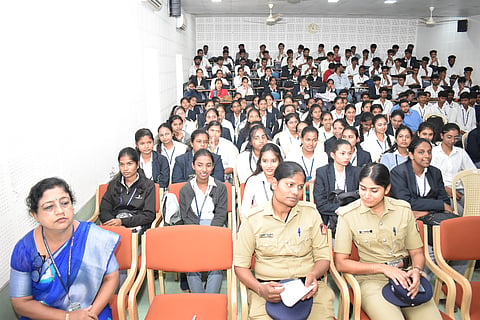   ಮಹಾಜನ ಕಾಲೇಜಿನಲ್ಲಿ ಆಯೋಜಿಸಿದ್ದ ಜಾಗೃತಿ ಕಾರ್ಯಕ್ರಮದಲ್ಲಿ ಜಯಲಕ್ಷ್ಮೀಪುರಂ ಪೊಲೀಸ್ ಠಾಣೆಯ  ಸಬ್‌ಇನ್‌ಸ್ಪೆಕ್ಟರ್ ರೂಪೇಶ್ ಮಾತನಾಡಿದರು. ಡಾ.ಬಿ.ಆರ್.ಜಯಕುಮಾರಿ, ಡಾ.ಎಚ್.ಆರ್.ತಿಮ್ಮೇಗೌಡ ಇದ್ದರು.