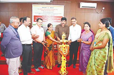ಕರ್ನಾಟಕ ರಾಜ್ಯ ಬುಡಕಟ್ಟು ಸಂಶೋಧನಾ ಸಂಸ್ಥೆಯಲ್ಲಿ ಆಯೋಜಿಸಿದ್ದ ಕಾರ್ಯಾಗಾರದಲ್ಲಿ ಪರಮೇಶ್, ಮೋಹನ್‌ಕುಮಾರಿ, ಎಂ.ಕೆ.ಮಲ್ಲೇಶ್, ಎಚ್.ಎಸ್.ಗಿರಿಜಾಂಬ, ಮಂಜುನಾಥ್, ಲೋಕೇಶ್, ಪ್ರಕಾಶ್, ವಿರೂಪಾಕ್ಷ, ರಮ್ಯಾ ಇದ್ದರು.