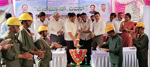 ವಿ.ವಿ.ಮೊಹಲ್ಲಾದಲ್ಲಿರುವ ಸೆಸ್ಕ್‌ನ ಕಾರ್ಯ ಮತ್ತು ಪಾಲನಾ ವಿಭಾಗದ ಕಚೇರಿಯಲ್ಲಿ ಶನಿವಾರ ಆಯೋಜಿಸಿದ್ದ ಲೈನ್‌ಮ್ಯಾನ್ ದಿವಸ್ ಕಾರ್ಯಕ್ರಮವನ್ನು ಸೆಸ್ಕ್ ಅಧ್ಯಕ್ಷ, ಶಾಸಕ ರಮೇಶ್ ಬಂಡಿಸಿದ್ದೇಗೌಡ ಉದ್ಘಾಟಿಸಿದರು. ಕೆ.ಎಂ.ಮುನಿಗೋಪಾಲ್ ರಾಜು, ಸುನೀಲ್ ಕುಮಾರ್, ಡಿ.ಜೆ. ದಿವಾಕರ್, ಡಿ.ಸಂದೀಪ್ ಇನ್ನಿತರರಿದ್ದರು.