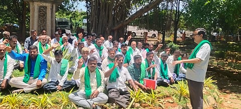  ನಗರದ ಗೌನ್‌ಹೌಸ್ ಬಳಿ ಕುವೆಂಪು ಉದ್ಯಾನದಲ್ಲಿ ಮಂಗಳವಾರ ಆಯೋಜಿಸಿದ್ದ ರೈತರ ಸಭೆಯಲ್ಲಿ ರಾಜ್ಯ ಕಬ್ಬು ಬೆಳೆಗಾರರ ಸಂಘದ ಅಧ್ಯಕ್ಷ ಕುರುಬೂರು ಶಾಂತಕುಮಾರ್ ಮಾತನಾಡಿದರು. ಬರಡನಪುರ ನಾಗರಾಜ್, ಲಕ್ಷ್ಮೀಪುರ ವೆಂಕಟೇಶ್, ಮಹದೇವಸ್ವಾಮಿ, ಕೂಡನಹಳ್ಳಿ ಸೋಮಣ್ಣ ಇನ್ನಿತರರಿದ್ದರು.