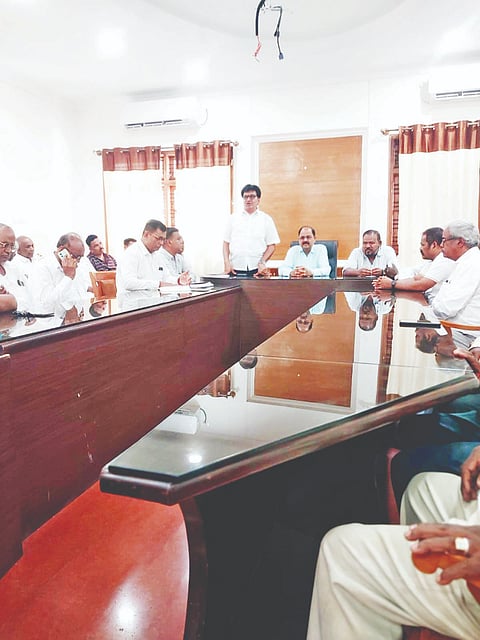 ರಾಜ್ಯಮಟ್ಟ ಶ್ರೀ ಗುರು ಸಿದ್ಧರಾಮೇಶ್ವರ ಜಯಂತಿ ಕಾರ್ಯಕ್ರಮದ ಪೂರ್ವಭಾವಿ ಸಭೆಯ ನಗರದಲ್ಲಿ ಭಾನುವಾರ ನಡೆಯಿತು. ಎಂ.ರಾಮಪ್ಪ, ಜಿ.ವಿ.ಸೀತಾರಾಮು, ಎಸ್.ವಿಜಯಕುಮಾರ,  ಜಿ.ನಾಗರಾಜು, ಎಚ್.ಕೆ.ದೇವರಾಜು ಇನ್ನಿತರರಿದ್ದರು.
