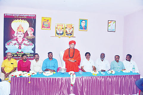  ಕೆ.ಆರ್.ನಗರದಲ್ಲಿ ಆಯೋಜಿಸಿದ್ದ ಶ್ರೀ ಸಿದ್ಧರಾಮೇಶ್ವರ ಜಯಂತ್ಯುತ್ಸವದ ಜನಜಾಗೃತಿ ಸಭೆಯಲ್ಲಿ ಶ್ರೀ ಇಮ್ಮಡಿ ಸಿದ್ಧರಾಮೇಶ್ವರ ಸ್ವಾಮೀಜಿ ಮಾತನಾಡಿದರು. ಜಿ.ವಿ.ಸೀತಾರಾಮ, ಎಸ್.ವಿಜಯಕುಮಾರ್, ಎಚ್.ದಾಸ, ಬ್ಯಾಂಕ್ ಶೇಖರ್, ಆರ್ ಮುರುಗನ್, ಬ್ಯಾಂಕ್ ನರಸಿಂಹಯ್ಯ ಇನ್ನಿತರರಿದ್ದರು.