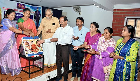  ನಮನ ಕಲಾಮಂಟಪದಲ್ಲಿ ಶನಿವಾರ ಏರ್ಪಡಿಸಿದ್ದ ಬುದ್ಧ, ಬಸವ, ಅಂಬೇಡ್ಕರ್ ಜಯಂತಿಯಲ್ಲಿ ಭಾವಚಿತ್ರಕ್ಕೆ ಗಣ್ಯರು ಪುಷ್ಪಾರ್ಚನೆ ಮಾಡಿದರು. ಮಡ್ಡೀಕೆರೆ ಗೋಪಾಲ್, ಅಂಶಿ ಪ್ರಸನ್ನಕುಮಾರ್, ಲೀಲಾವತಿ ಯಾಲಕ್ಕಯ್ಯ ಇತರರಿದ್ದರು.