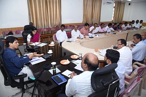  ನಗರದಲ್ಲಿ ಗುರುವಾರ ಜಿಲ್ಲಾಧಿಕಾರಿ ಜಿ.ಲಕ್ಷ್ಮೀಕಾಂತ ರೆಡ್ಡಿ ಅವರು ಮತದಾರರ ಪಟ್ಟಿಯ ವಿಶೇಷ ಸಮಗ್ರ ಪರಿಷ್ಕರಣೆ (ಎಸ್‌ಐಆರ್) ಕುರಿತು ವಿವಿಧ ರಾಜಕೀಯ ಪಕ್ಷಗಳ ಮುಖಂಡರೊಂದಿಗೆ ಸಭೆ ನಡೆಸಿದರು. ಆರ್.ಐಶ್ವರ್ಯಾ ಇನ್ನಿತರರಿದ್ದರು.