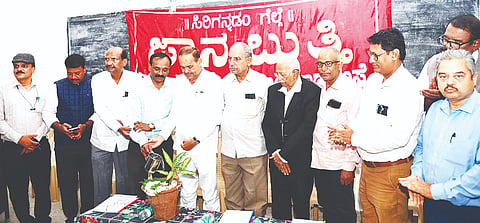  ಕೆ-ಸೆಟ್ ಮತ್ತು ಯುಜಿಸಿ ನೆಟ್ ಪರೀಕ್ಷಾ ಉಚಿತ ತರಬೇತಿ ಶಿಬಿರವನ್ನು ಮೈವಿವಿ ಪರೀಕ್ಷಾಂಗ ಕುಲಸಚಿವ ಪ್ರೊ. ಎನ್.ನಾಗರಾಜು ಉದ್ಘಾಟಿಸಿದರು. ಪ್ರೊ.ಮಲ್ಲಿಕಾರ್ಜುನ ಶಾಸ್ತ್ರಿ, ಪ್ರೊ.ಆರ್.ಎನ್.ಪದ್ಮನಾಭ್, ವೈ.ಎನ್.ಶಂಕರೇಗೌಡ, ಮಹದೇವ ನಾಯಕ್ ಇದ್ದರು.