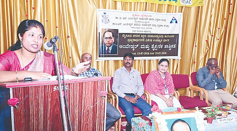  ಶಾರದಾ ವಿಲಾಸ ಶಿಕ್ಷಣ ಮಹಾವಿದ್ಯಾಲಯಲ್ಲಿ ಸೋಮವಾರ ಆಯೋಜಿಸಿದ್ದ ‘ಅಂಬೇಡ್ಕರ್-ಒಳಗೊಳ್ಳುವ ಸವಾಜ’ ಉಪನ್ಯಾಸ ಕಾರ್ಯಕ್ರಮದಲ್ಲಿ ಸಹಾಯಕ ಪ್ರಾಧ್ಯಾಪಕಿ ಡಾ.ಆರ್.ಐಶ್ವರ್ಯಾ ವಾತನಾಡಿದರು. ಡಾ.ಎಸ್.ನರೇಂದ್ರಕುವಾರ್, ಡಾ. ಸುಮಿತ್ರಮ್ಮ, ಪ್ರೊ.ಜಿ.ಸೋಮಶೇಖರ್, ಡಾ.ಗೋಪಾಲ್ ಇದ್ದರು.