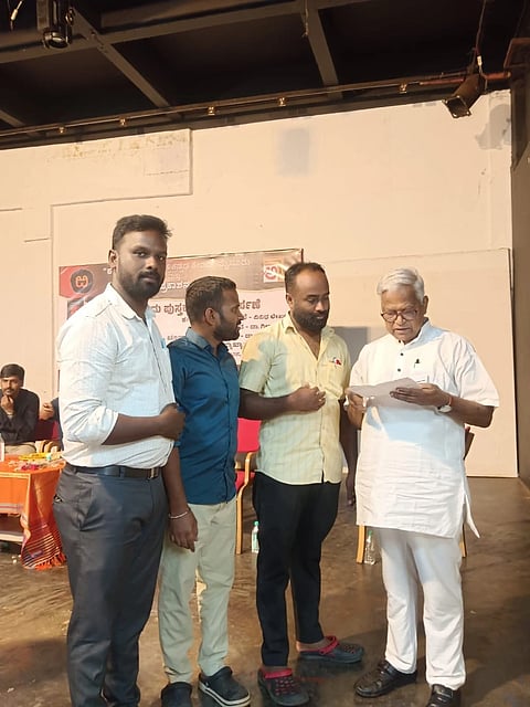 ಕನ್ನಡ ಭಾಷಾ ಶಿಕ್ಷಕರ ಹುದ್ದೆಗೆ ಅರ್ಜಿ ಸಲ್ಲಿಸಲು ಅವಕಾಶ ನೀಡಬೇಕು ಎಂದು ಆಗ್ರಹಿಸಿ ಮೈವಿವಿ ಸಂಶೋಧಕರ ಸಂಘದಿಂದ ಕನ್ನಡ ಅಭಿವೃದ್ಧಿ ಪ್ರಾಧಿಕಾರದ ಅಧ್ಯಕ್ಷ ಡಾ. ಪುರುಷೋತ್ತಮ ಬಿಳಿಮಲೆ ಅವರಿಗೆ  ಮನವಿ ಸಲ್ಲಿಸಲಾಯಿತು. ವರಹಳ್ಳಿ ಆನಂದ, ಸದಸ್ಯರಾದ ರಾಮರೆಡ್ಡಪ್ಪ, ಮನು ಪ್ರಸಾದ್ ಇದ್ದರು.