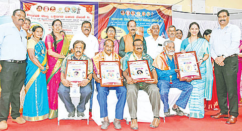 ಕರ್ನಾಟಕ ರಾಜ್ಯ ಒಕ್ಕಲಿಗರ ವಿಕಾಸ ವೇದಿಕೆಯಿಂದ ನಗರದಲ್ಲಿ ಆಯೋಜಿಸಿದ್ದ ಕಾರ್ಯಕ್ರಮದಲ್ಲಿ ವಿವಿಧ ಕ್ಷೇತ್ರದ ಸಾಧಕರಿಗೆ ಪ್ರಶಸ್ತಿ ಪ್ರದಾನ ಮಾಡಲಾಯಿತು. ನಾಗಲಕ್ಷ್ಮೀ ಚೌಧರಿ, ಎಚ್.ಎಲ್.ಯಮುನಾ, ಎಚ್.ಕೆ.ರಾಮು, ಮಡ್ಡೀಕೆರೆ ಗೋಪಾಲ್, ಸುಶೀಲಾ ನಂಜಪ್ಪ, ಡಾ.ವಸಂತಕುಮಾರ್ ಇತರರು ಇದ್ದರು.
