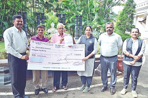  ರಾಜೇಂದ್ರ ಶ್ರೀಗಳ ಜಯಂತಿ ಅಂಗವಾಗಿ ಮೃಗಾಲಯದ ಪ್ರಾಣಿ-ಪಕ್ಷಿಗಳ ಆಹಾರದ ನಿರ್ವಹಣೆಗಾಗಿ ಒಂದು ಲಕ್ಷ ರೂ. ಚೆಕ್ ನೀಡಲಾಯಿತು. ಪಿ.ಅನುಷಾ, ಎಸ್.ಶಿವಕುಮಾರಸ್ವಾಮಿ, ಬಿ.ನಿರಂಜನಮೂರ್ತಿ, ಪ್ರೊ.ಮೊರಬದ ಮಲ್ಲಿಕಾರ್ಜುನ ಇನ್ನಿತರರಿದ್ದರು.