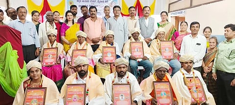 ನಗರದ ಶ್ರೀ ಛಾಯಾದೇವಿ ಬಿ.ಇಡಿ ಕಾಲೇಜಿನಲ್ಲಿ ಕನ್ನಡ ಜಾನಪದ ಪರಿಷತ್  ಶುಕ್ರವಾರ ಏರ್ಪಡಿಸಿದ್ದ ಸಮಾರಂಭದಲ್ಲಿ ಜಾನಪದ ಹಾಗೂ ಬುಡಕಟ್ಟು ಸಾಧಕರಿಗೆ ಪ್ರಶಸ್ತಿ ಪ್ರದಾನ ಮಾಡಲಾಯಿತು. ಎಸ್.ಶ್ರೀಕಾಂತ್, ಸಿ.ಅಂಥೋಣಿ ಪೌಲ್‌ರಾಜ್, ಕ್ಯಾತನಹಳ್ಳಿ ಪ್ರಕಾಶ್, ಕಾವೇರಿ ಪ್ರಕಾಶ್, ಶಿವಕುಮಾರ್, ಟಿ.ಎನ್.ರಾಜೇಶ್ವರಿ, ಅಂಶಿ ಪ್ರಸನ್ನಕುಮಾರ್ ಇದ್ದರು.