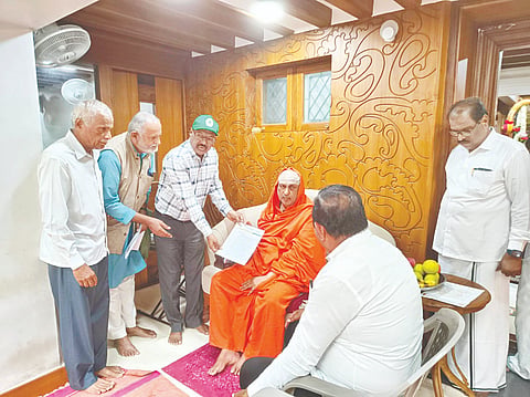 ದಸರಾದಲ್ಲಿ ಕಂಬಳ ಆಯೋಜನೆ ಕುರಿತು ‘ಪರಿಸರಕ್ಕಾಗಿ ನಾವು’ ಸಂಘಟನೆಯ ವತಿಯಿಂದ ಸುತ್ತೂರು ಶ್ರೀಗಳಿಗೆ ಮನವಿ ಸಲ್ಲಿಸಲಾಯಿತು. ಎ.ಟಿ.ರಾಮಸ್ವಾಮಿ, ಡಾ.ರಾಮಕೃಷ್ಣ, ಪರಶುರಾಮೇಗೌಡ, ಪ್ರೊ.ಕಾಳಚನ್ನೇಗೌಡ,  ಕೆ.ಜಿ.ಗುರುಸ್ವಾಮಿ ಇನ್ನಿತರರಿದ್ದರು.