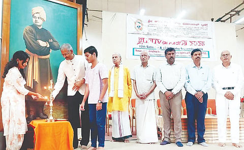 ಪ್ರತಿಭಾ ಪುರಸ್ಕಾರ ಮತ್ತು ಗುರುವಂದನಾ ಕಾರ್ಯಕ್ರಮದಲ್ಲಿ  ಡಾ.ಕೆ. ಅನಂತರಾಮು,  ವಿಜಯಕುಮಾರ್ ನಾಗನಾಳ, ಸದಾನಂದ ಇನ್ನಿತರರಿದ್ದರು