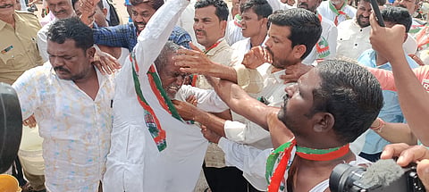 SUICIDE ATTEMPT: ಶಾಸಕ ಜಿ.ಎಸ್ ಪಾಟೀಲ ಅವರಿಗೆ ಸಚಿವ ಸ್ಥಾನ ನೀಡುವಂತೆ ಆಗ್ರಹಿಸಿ ಗಜೇಂದ್ರಗಡ ಪಟ್ಟಣದ ಕಾಲಕಾಲೇಶ್ವರ ವೃತ್ತದಲ್ಲಿ ಶನಿವಾರ ಜಿ.ಎಸ್. ಪಾಟೀಲ ಅವರ ಇಬ್ಬರು ಅಭಿಮಾನಿಗಳು ಮೈಮೇಲೆ ಪೆಟ್ರೋಲ್ ಸುರಿದುಕೊಂಡು ಆತ್ಮಹತ್ಯೆಗೆ ಯತ್ನಿಸಿದ್ದಾರೆ.