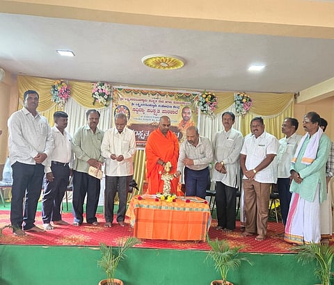 ಕೊರಟಗೆರೆ ತಾಲೂಕಿನ ಎಲೆರಾಂಪುರ ಕುಂಚಿಟಿಗ ಮಹಾಸಂಸ್ಥಾನ ಮಠದಲ್ಲಿ ಆಯೋಜಿಸಿದ್ದಸಂಸ್ಕೃತ ದಿನೋತ್ಸವವನ್ನು ಶ್ರೀ ಡಾ.ಹನುಮಂತನಾಥ ಸ್ವಾಮೀಜಿಉದ್ಘಾಟಿಸಿದರು. ವಿದ್ಯಾನ್ ಎಚ್.ಎನ್.ರಾಮಕೃಷ್ಣಯ್ಯ, ದೊಡ್ಡಲದ ಮರದ ಕೆಎಂಎಸ್ ಪಿಯು ಕಾಲೇಜಿನ ಪ್ರಾಂಶುಪಾಲ ನರಸಿಂಹಮೂರ್ತಿ, ಎಲೆರಾಂಪುರ ಸರ್ಕಾರಿ ಪ್ರೌಢಶಾಲೆಯ ಮುಖ್ಯಶಿಕ್ಷಕ ಶ್ರೀರಾಮಯ್ಯ ಇದ್ದರು.