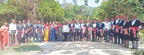 ಮಡಿಕೇರಿಯ ಹೊರ ವಲಯದ ಕ್ಯಾಪಿಟಲ್ ವಿಲೇಜ್‌ನಲ್ಲಿ ಕೊಡವ ನ್ಯಾಷನಲ್ ಕೌನ್ಸಿಲ್ ಸಂಘಟನೆಯ ವತಿಯಿಂದ ಶನಿವಾರ ನಡೆದ ವಿಚಾರ ಸಂಕಿರಣದಲ್ಲಿ ಕೆ.ಪಿ.ಬಾಲಸುಬ್ರಮಣ್ಯ, ಡಾ.ಎಲ್.ಹನುಮಂತಯ್ಯ, ಎಂ.ಟಿ.ನಾಣಯ್ಯ, ಎನ್.ಯು.ನಾಚಪ್ಪ ಇತರರಿದ್ದರು.