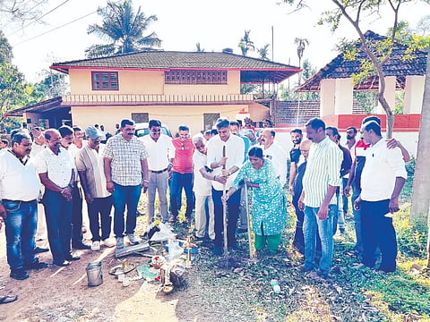 ಪೊನ್ನಂಪೇಟೆ ಸಮೀಪದ ನಡಿಕೇರಿಯಲ್ಲಿ ರಸ್ತೆ ಕಾಮಗಾರಿಗೆ ಶಾಸಕ ಪೊನ್ನಣ್ಣ ಅವರು ಭೂಮಿ ಪೂಜೆ ನೆರವೇರಿಸಿದರು. ಧರ್ಮಜ ಉತ್ತಪ್ಪ, ನವೀನ್, ರಾಜ ಕಾರ್ಯಪ್ಪ, ಪೊನ್ನಪ್ಪ ಇತರರಿದ್ದರು.