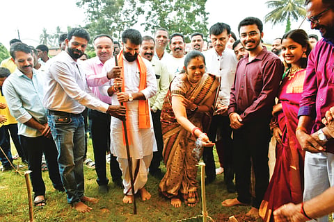 ಆಲ್ದೂರಿನ ಸರ್ಕಾರಿ ಮಾದರಿ ಹಿರಿಯ ಪ್ರಾಥಮಿಕ ಪಾಠ ಶಾಲೆ ನೂತನ ಕಟ್ಟಡ ನಿರ್ಮಾಣಕ್ಕೆ ಎಂಎಲ್‌ಸಿ ಸಿ.ಟಿ.ರವಿ ಗುದ್ದಲಿ ಪೂಜೆ ನೆರವೇರಿಸಿದರು.  