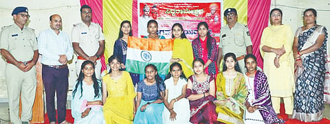 ಔರಾದ್​ ತಾಲೂಕಿನ ಸಂತಪುರ ಸಿದ್ದರಾಮೇಶ್ವರ ಪದವಿ ಪೂರ್ವ ಕಾಲೇಜಿನಲ್ಲಿ ಬುಧವಾರ ಹಮ್ಮಿಕೊಂಡಿದ್ದ ಪ್ರಥಮ ಪಿಯುಸಿ ವಿದ್ಯಾರ್ಥಿಗಳ ಸ್ವಾಗತ, ಮಾದಕ ವಸ್ತುಗಳ ಸೇವನೆಯಿಂದ ಆಗುವ ದುಷ್ಪರಿಣಾಮ ಮತ್ತು ರಾಷ್ಟ್ರೀಯ ಧ್ವಜ ದಿನ ಕಾರ್ಯಕ್ರಮದಲ್ಲಿ ಪಿಎಸ್​ಐ ದಿನೇಶ್​ ಎಂ.ಟಿ., ಪ್ರಾಂಶುಪಾಲ ನವೀಲಕುಮಾರ ಉತ್ಕಾರ, ದ್ರಾಕ್ಷಾಯಿಣಿ ಸ್ವಾಮಿ, ಪ್ರಿಯಾಂಕ ಗೊನ್ನಳಿಕರ್​, ಗುಪ್ರೀರ್ತ್​ ಕೌರ್​, ಶೇಷರಾವ್​, ಏಕನಾಥ, ಸುಧಾ ಕೌಟಿಗೆ, ಮೀರಾತಾಯಿ ಕಾಂಬಳೆ, ವನದೇವಿ ಎಕ್ಕಳೆ, ಶಿಲಾದಾರ ಉಚಬಾಳ ಇದ್ದರು.