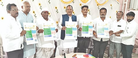 ಕೃಷ್ಣ ಜನ್ಮಾಷ್ಟಮಿಯ ಪಯುಕ್ತ ಔರಾದ್​ನಲ್ಲಿ ಜರುಗಲಿರುವ ದಹಿ ಹಂಡಿ ಉತ್ಸವದ ಕರಪತ್ರವನ್ನು ಶನಿವಾರ ಶಾಸಕ ಪ್ರಭು ಚವ್ಹಾಣ್​ ಬಿಡುಗಡೆಗೊಳಿಸಿದರು. ರಾಮಶೆಟ್ಟಿ ಪನ್ನಾಳೆ, ಶಿವಾಜಿರಾವ್​ ಪಾಟೀಲ, ಧೋಂಡಿಬಾ ನರೋಟೆ, ದಯಾನಂದ ಘುಳೆ, ಶಿವರಾಜ್​ ಅಲಮಾಜೆ, ಪ್ರಕಾಶ ಅಲಮಾಜೆ, ಬಸವರಾಜ ಹಳ್ಳೆ ಇತರರಿದ್ದರು.