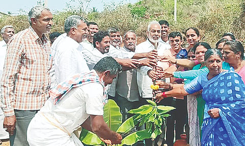 ಅರಕಲಗೂಡು ತಾಲೂಕಿನ ಕಡುವಿನಹೊಸಹಳ್ಳಿ ಗ್ರಾಮದಲ್ಲಿ ಆರೋಗ್ಯ ಉಪ ಕೇಂದ್ರ ಕಟ್ಟಡ ನಿರ್ಮಾಣಕ್ಕೆ ಶಾಸಕ ಎ. ಮಂಜು ಭಾನುವಾರ ಭೂಮಿಪೂಜೆ ನೆರವೇರಿಸಿದರು. ಡಾ. ಸತೀಶ್, ಡಾ. ಸುನಿಲ್, ಚೌಡೇಗೌಡ, ಗ್ರಾಮಸ್ಥರು ಇದ್ದರು.