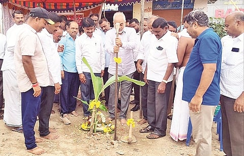 ಅರಕಲಗೂಡು ತಾಲೂಕಿನ ಕೇರಳಾಪುರ ಕೆಎಸ್‌ಆರ್‌ಟಿಸಿ ಬಸ್ ನಿಲ್ದಾಣದ ಸುತ್ತ ಕಾಂಪೌಂಡ್ ನಿರ್ಮಾಣಕ್ಕೆ ಶಾಸಕ ಎ.ಮಂಜು ಶುಕ್ರವಾರ ಭೂಮಿಪೂಜೆ ನೆರವೇರಿಸಿದರು. ಸಂತೋಷ್‌ಗೌಡ, ಮಂಜುನಾಥ್, ನಾಗರಾಜು, ಬಸವರಾಜು ಇತರರಿದ್ದರು.