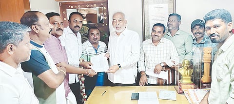 ಅರಕಲಗೂಡು ತಾಲೂಕು ಹನ್ಯಾಳು ಗ್ರಾಮದಲ್ಲಿ ಪರವಾನಗಿ ಭೂ ಮಾಪಕರು ಶಾಸಕ ಎ.ಮಂಜು ಅವರಿಗೆ ಮನವಿ ಸಲ್ಲಿಸಿದರು. ವಿ.ಹೇಮಂತಕುಮಾರ್, ತುಳಸಿರಾಮ್, ಚಂದ್ರಶೇಖರ್, ಸತೀಶ್, ಶ್ರೀಧರ್ ಇದ್ದರು.