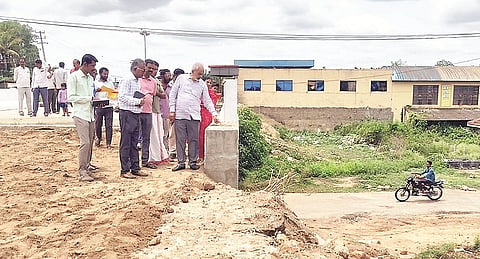 ಅರಕಲಗೂಡು ತಾಲೂಕಿನ ರಾಮನಾಥಪುರದಲ್ಲಿ ಕಾವೇರಿ ನದಿಗೆ ಅಡ್ಡಲಾಗಿ ನಿರ್ಮಿಸುತ್ತಿರುವ ದೊಡ್ಡ ಸೇತುವೆ ಕಾಮಗಾರಿಯನ್ನು ಶುಕ್ರವಾರ ಶಾಸಕ ಎ.ವೀಕ್ಷಿಸಿದರು. ರಾಜು, ಲಕ್ಷ್ಮೀ ಇತರರಿದ್ದರು.