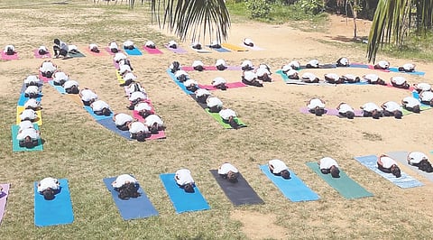 ಅರಕಲಗೂಡು ತಾಲೂಕು ಕೊಣನೂರಿನ ಉಳ್ಳೇನಹಳ್ಳಿ ನಳಂದ ಪಬ್ಲಿಕ್ ಶಾಲೆಯಲ್ಲಿ ಭಾನುವಾರ ಯೋಗ ದಿನದ ಅಂಗವಾಗಿ ಮಕ್ಕಳು ಯೋಗಾಭ್ಯಾಸ ಮಾಡಿದರು.