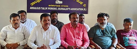 ಅರಕಲಗೂಡಿನಲ್ಲಿ ರಾಜ್ಯ ಬಲಗೈ ಸಮುದಾಯಗಳ ಒಕ್ಕೂಟದ ತಾಲೂಕು ಘಟಕದ ಅಧ್ಯಕ್ಷ ಗಣೇಶ್ ವೇಲಾಪುರಿ ಮಾತನಾಡಿದರು. ಬಿ.ಸಿ. ರಾಜೇಶ್, ಚಂದ್ರಣ್ಣ, ದುಮ್ಮಿ ಕೃಷ್ಣ, ನಿಂಗರಾಜ್, ಗಣೇಶ್, ಶಂಕರ್ ಇದ್ದರು.