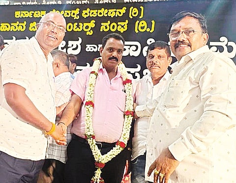 ಸಕಲೇಶಪುರದಲ್ಲಿ ಆಯೋಜಿಸಿದ್ದ  ಕಾಫಿ ಬೆಳೆಗಾರರ ಸಮಾವೇಶದಲ್ಲಿ ಎಂ.ಆರ್.ಮಂಜುನಾಥ್ ಅವರನ್ನು ಗೌರವಿಸಲಾಯಿತು. ನಾರಾಯಣ ನಾಗರಾಜು, ಬಿ.ಜೆ. ಕಾಂತರಾಜು ಇತರರಿದ್ದರು.