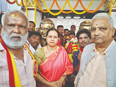ಭದ್ರಾವತಿ ಚಾಮೇಗೌಡ ಏರಿಯಾದಲ್ಲಿ ಡಾ. ರಾಜ್​ಕುಮಾರ್​ ಮತ್ತು ಡಾ. ಪುನೀತ್​ ರಾಜ್​ಕುಮಾರ್​ ಅವರ ದೇಗುಲ, ಕಂಚಿನ ಪ್ರತಿಮೆ ಅನಾವರಣವನ್ನು ಅಶ್ವಿನಿ ಪುನೀತ್​ರಾಜ್​ಕುಮಾರ್​ ನೆರವೇರಿಸಿದರು. ಬಿ.ಕೆ.ಸಂಗಮೇಶ್ವರ್​, ಎಸ್​.ಕುಮಾರ್​ ಮುಂತಾದವರಿದ್ದರು.