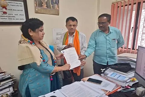 ಭದ್ರಾವತಿ ತಾಲೂಕಿನ ದೊಣಬಘಟ್ಟ, ಬಿಳಿಕಿ ವ್ಯಾಪ್ತಿಯ ಗ್ರಾಮಗಳಿಗೆ ಶುದ್ಧ ನೀರು ಪೂರೈಕೆ ಸಂಬಂಧ ಡಿಪಿಆರ್ ತಯಾರಿಸಲು ಕ್ರಮ ಕೈಗೊಳ್ಳುವಂತೆ ಇಂಜಿನಿಯರ್ ಸುನಂದಾ ಅವರಿಗೆ ಆರ್.ವೇಣುಗೋಪಾಲ್, ಬಿ.ವಿ.ಗಿರಿ ಮನವಿ ಸಲ್ಲಿಸಿದರು.
