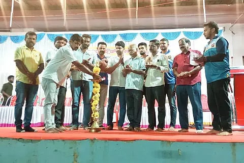  ಬಾಳೆಹೊನ್ನೂರಿನಲ್ಲಿ ಆಯೋಜಿಸಿದ್ದ ವಾಲಿಬಾಲ್ ಪಂದ್ಯಾವಳಿಯನ್ನು ಉದ್ಯಮಿ ಅರುಣ್ ಆಚಾರ್ಯ, ಯೋಗೀಶ್ ಆಚಾರ್ಯ ಉದ್ಘಾಟಿಸಿದರು. ಅನಿಲ್ ಮಸ್ಕರೇನ್ಹಸ್, ಸಿ.ಎಂ.ದ್ವಿಜಯ್, ರಾಮಚಂದ್ರ ಆಚಾರ್ಯ, ಪ್ರದೀಪ್ ಕಿಚ್ಚಬ್ಬಿ ಇದ್ದರು.